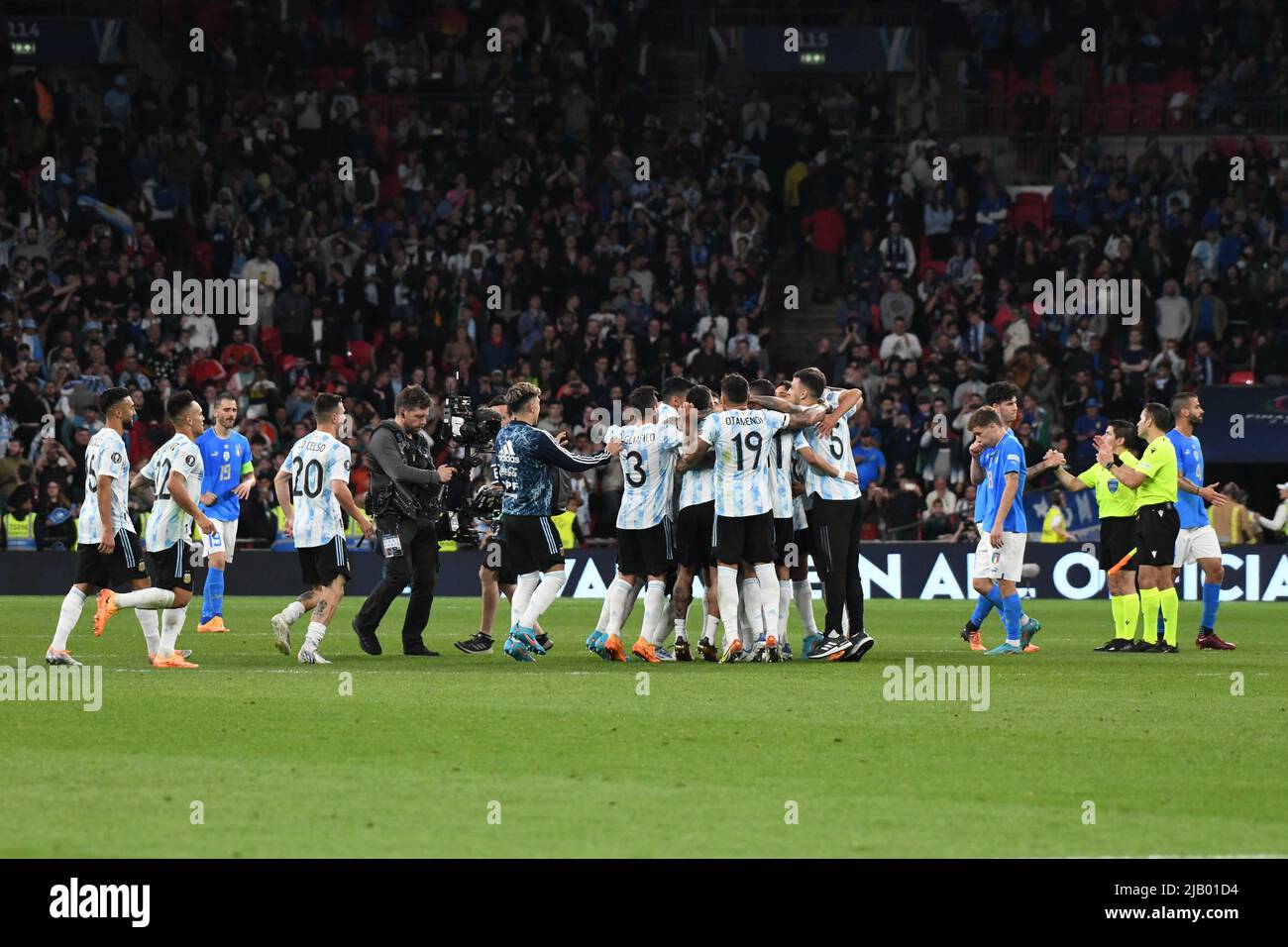 WEMBLEY, ENGLAND - JUNE 1: Players of Argentina celebrates after winning the Finalissima match between Italy and Argentina at Wembley Stadium on June 1, 2022 in Wembley, England. (Photo by Sara Aribó/PxImages) Credit: Px Images/Alamy Live News Stock Photo