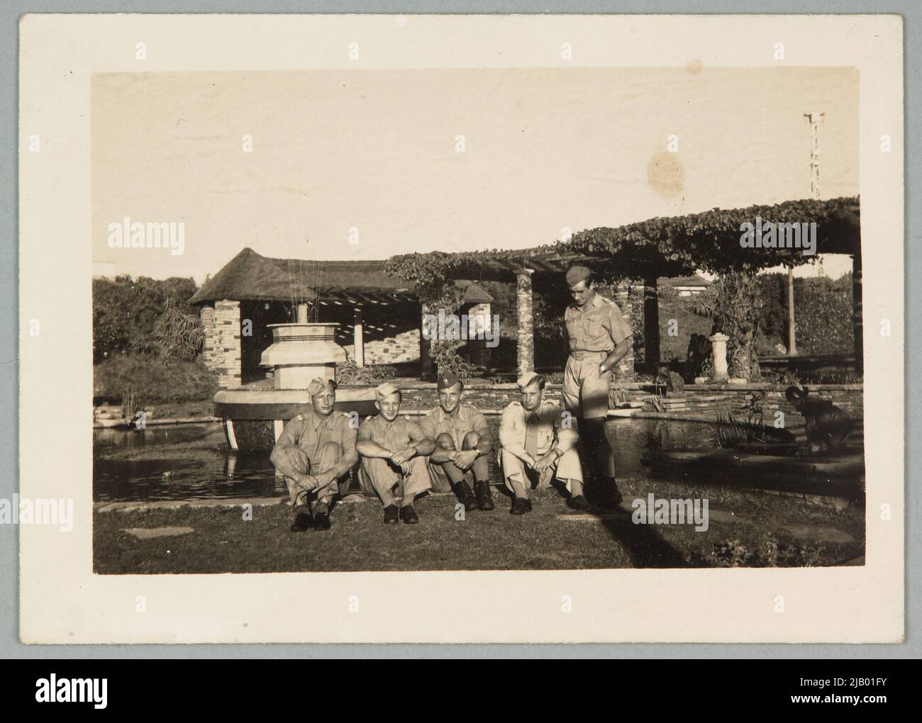 Soldiers posing in park hi-res stock photography and images - Alamy