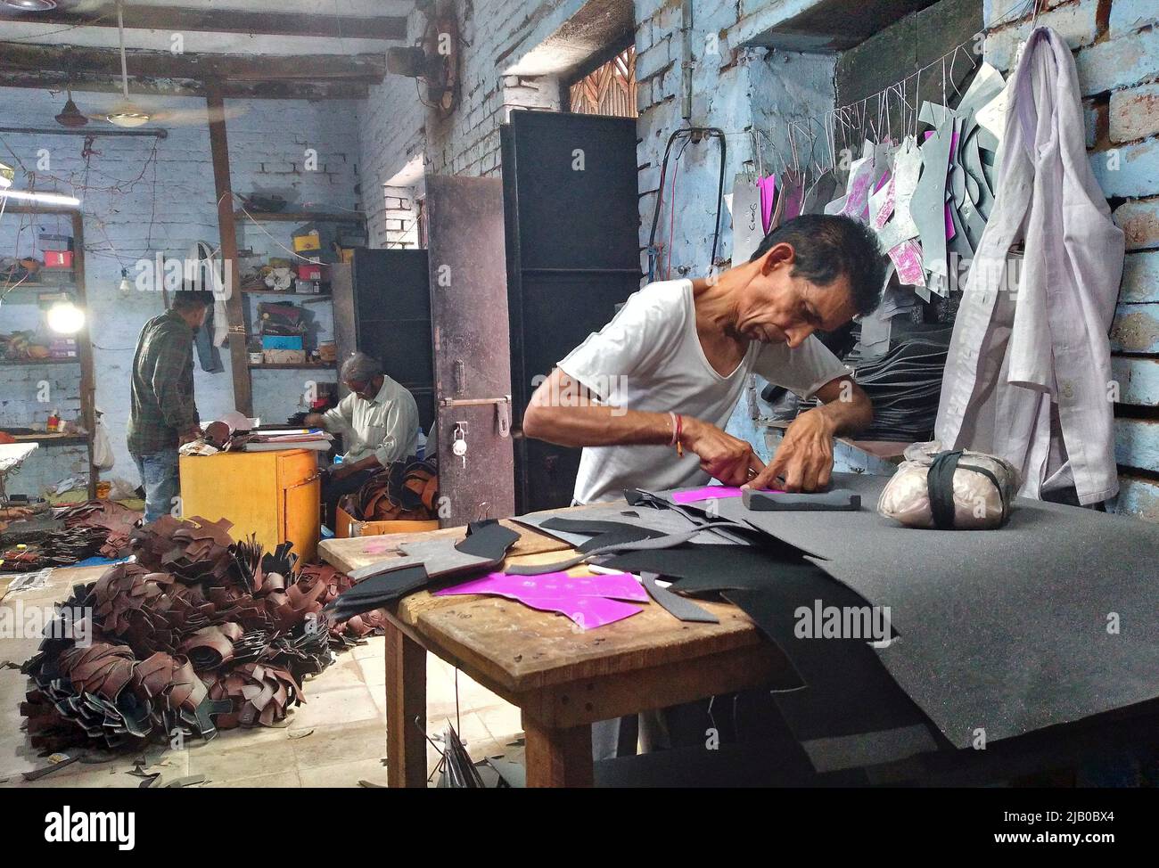 Total 92+ imagen shoes factory in india Abzlocal.mx