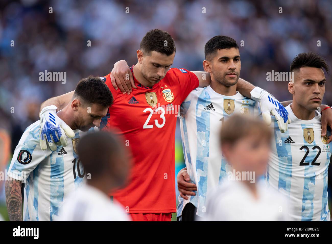 LONDON, UK. JUNE 1ST Emiliano Martinez of Argentina, Lionel Messi of Argentina and Cristian Romero of Argentina looks on during the Conmebol - UEFA Cup of Champions Finalissima between Italy and Argentina at Wembley Stadium, London on Wednesday 1st June 2022. (Credit: Federico Maranesi | MI News) Credit: MI News & Sport /Alamy Live News Stock Photo