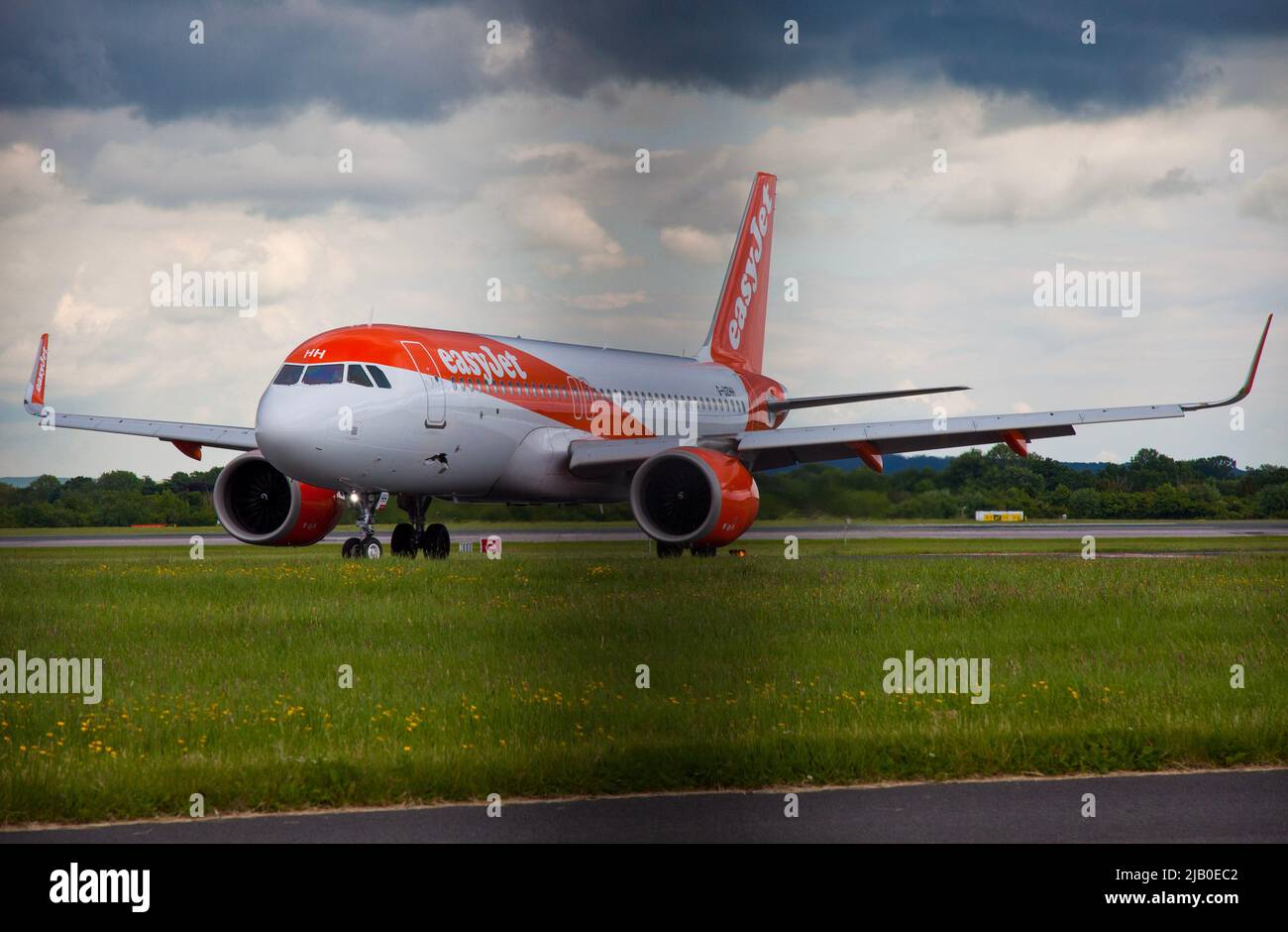 easyjet flight arriving at manchester Airport Stock Photo - Alamy