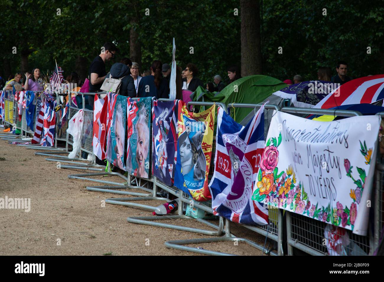 London, UK. Ist June 2022. Royal fans have come to the Mall to save a prime spot for tomorrow's Platinum Jubilee event to celebrate Queen Elizabeth II's 70 years on the throne. Credit: Kiki Streitberger / Alamy Live News Stock Photo