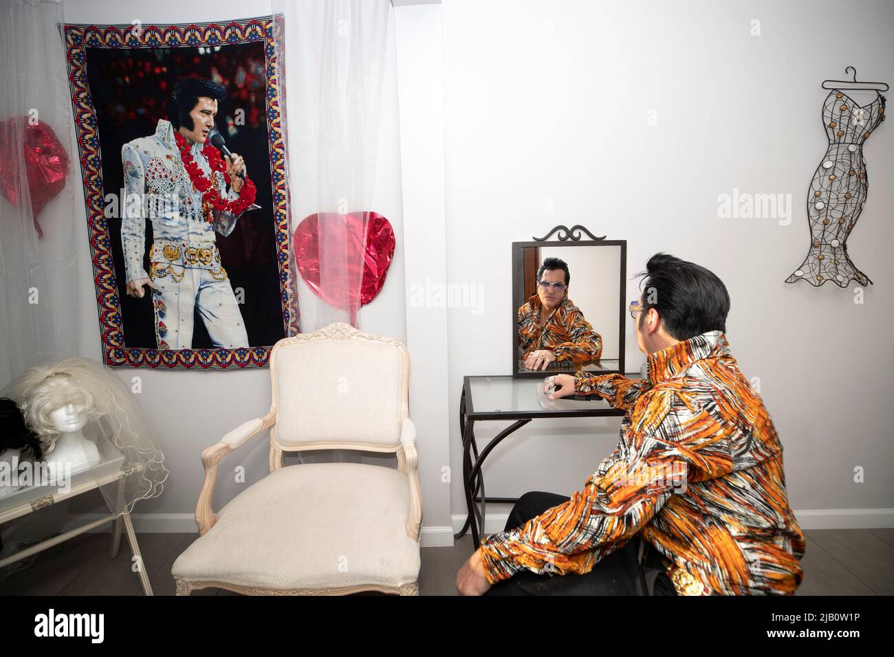 Elvis Presley tribute artist Jesse Garon poses in front of a mirror after a marriage vow renewal ceremony at Little Chapel of Hearts in Las Vegas, Nevada, U.S. June 1, 2022.  REUTERS/Steve Marcus Stock Photo