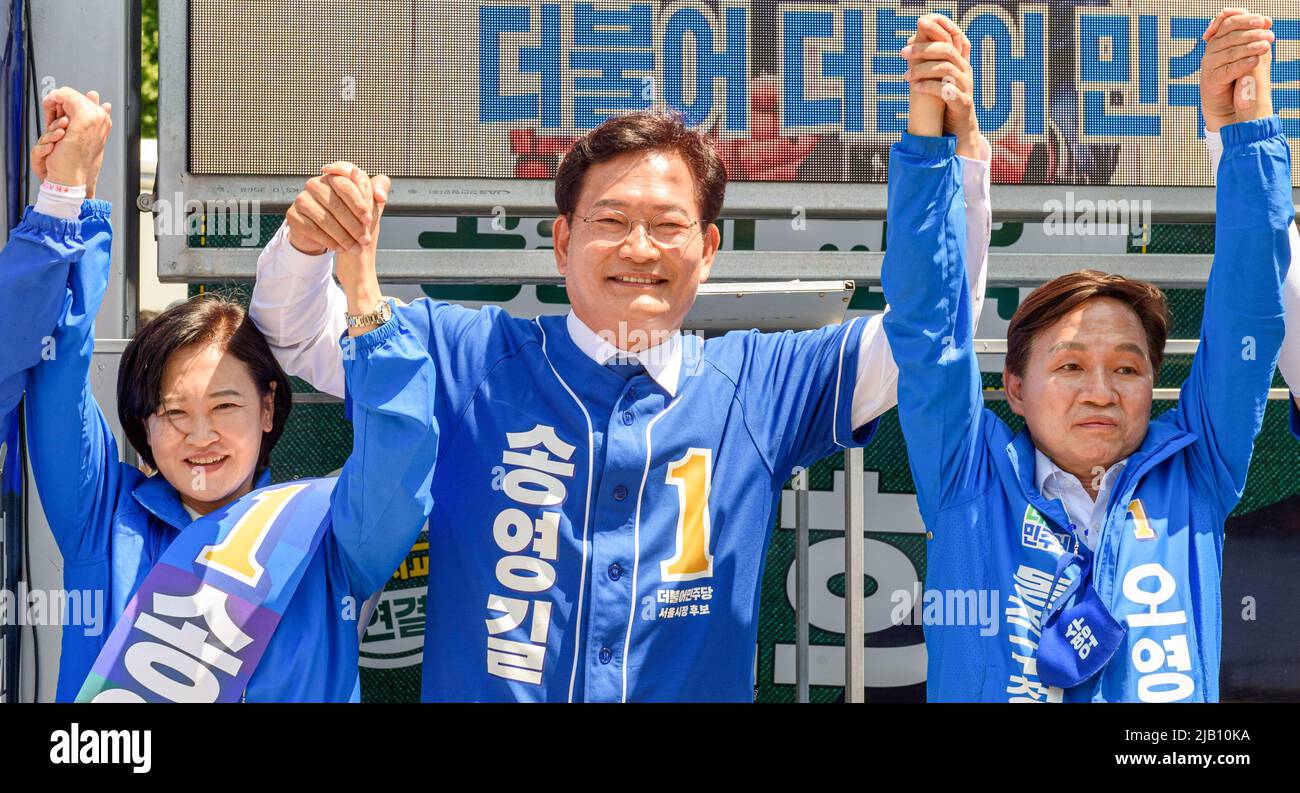 Seoul, South Korea. 01st June, 2022. Song Young-gil, (C) candidate of the main opposition Democratic Party (DP) for the Seoul mayoral election holds hands with his supporters during his campaign rally for the June 1 local elections in Seoul. Local elections are 17 metropolitan mayors and provincial governors, 226 lower-level council heads, as well as 872 seats in provincial and metropolitan councils, and 2,988 in lower-level local councils. (Photo by Kim Jae-Hwan/SOPA Images/Sipa USA) Credit: Sipa USA/Alamy Live News Stock Photo