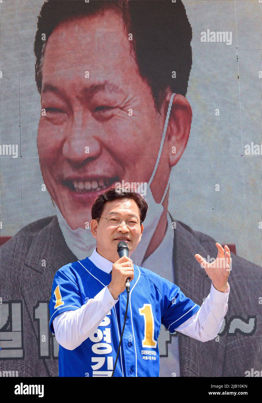 Seoul, South Korea. 01st June, 2022. Song Young-gil, candidate of the main opposition Democratic Party (DP) for the Seoul mayoral election speaks to his supporters during his campaign rally for the June 1 local elections in Seoul. Local elections are 17 metropolitan mayors and provincial governors, 226 lower-level council heads, as well as 872 seats in provincial and metropolitan councils, and 2,988 in lower-level local councils. (Photo by Kim Jae-Hwan/SOPA Images/Sipa USA) Credit: Sipa USA/Alamy Live News Stock Photo