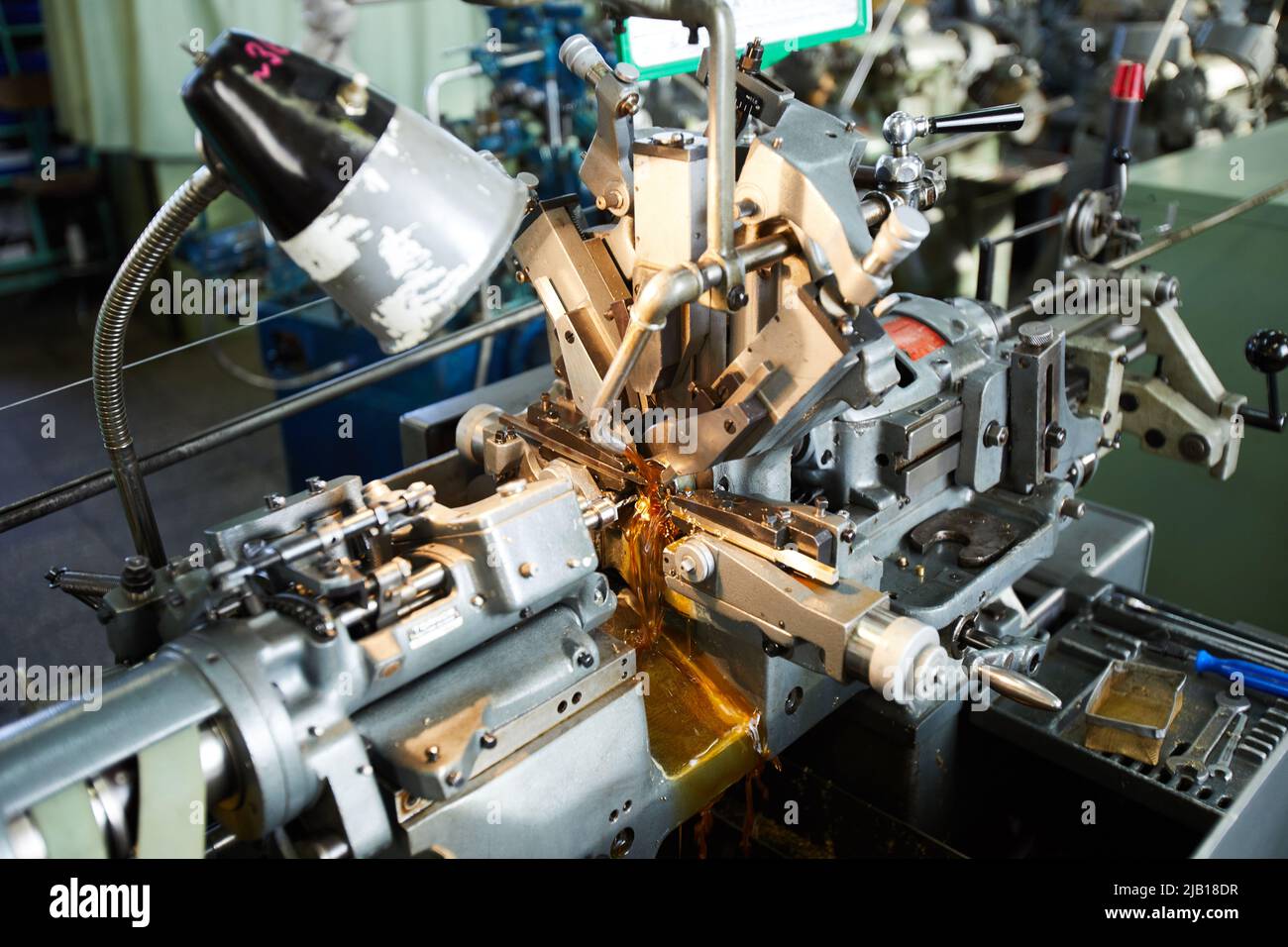 Automatic powerful lathe machine using waterbased cutting fluid for