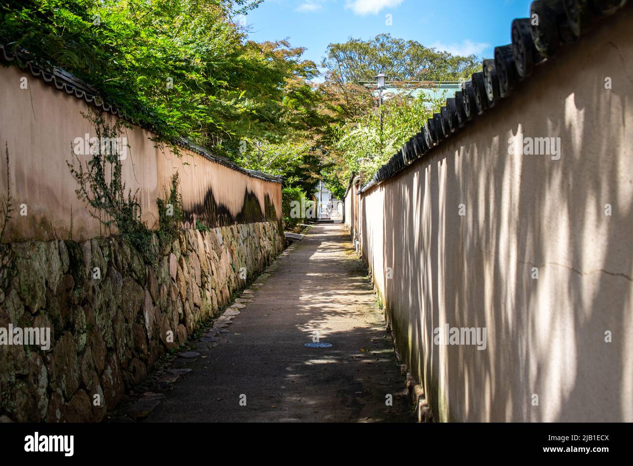 Yokomakurashoji, the alley in the Chofu Castle Town from Edo Era, in sunny day. This street is an alley running east to west next to Nogi jinja Shrine Stock Photo