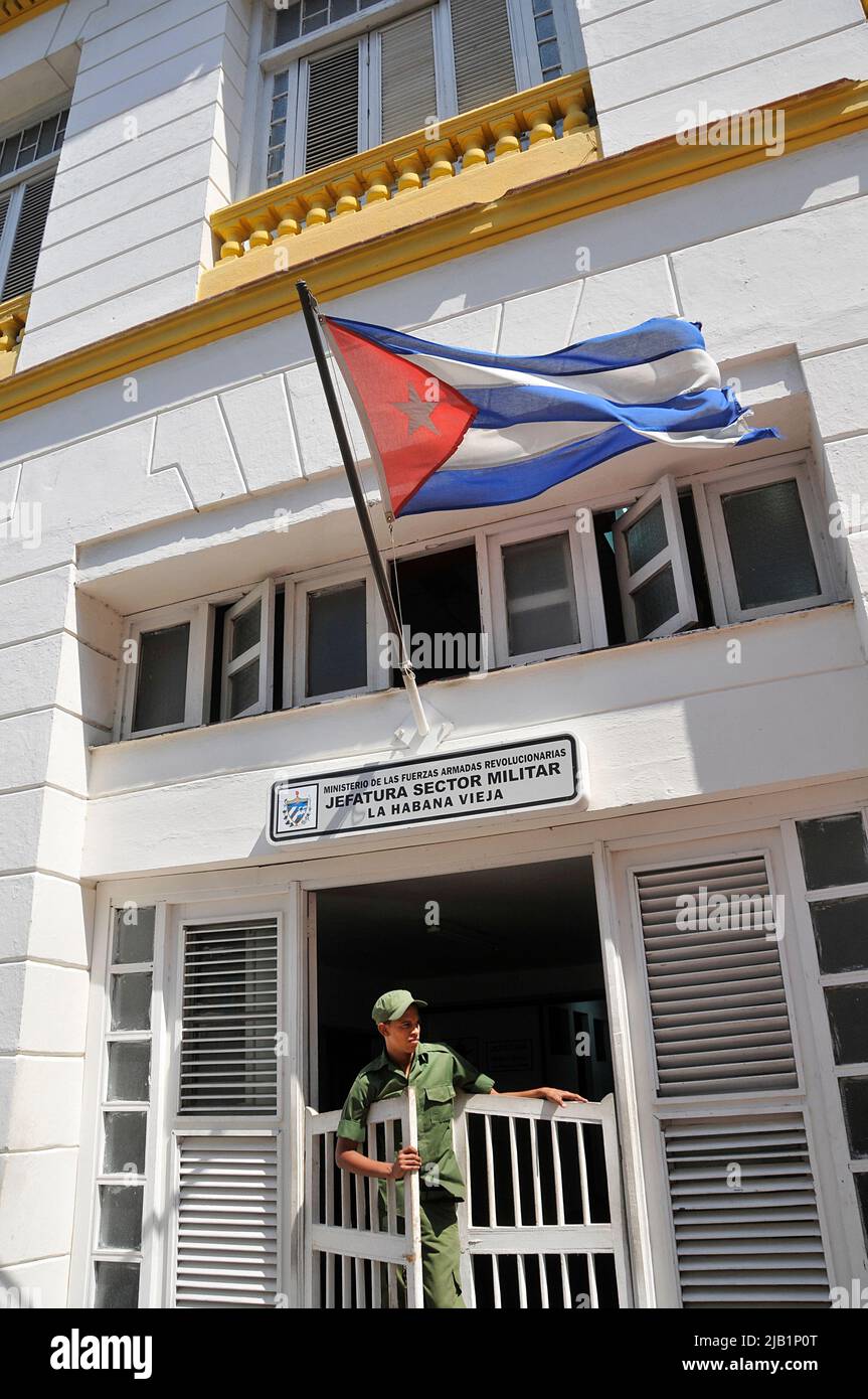 Kubanischer Soldat vor einem Militaer Office, Havanna, Kuba, Karibik | Cuban soldier at a military office, Havana, Cuba, Caribbean Stock Photo
