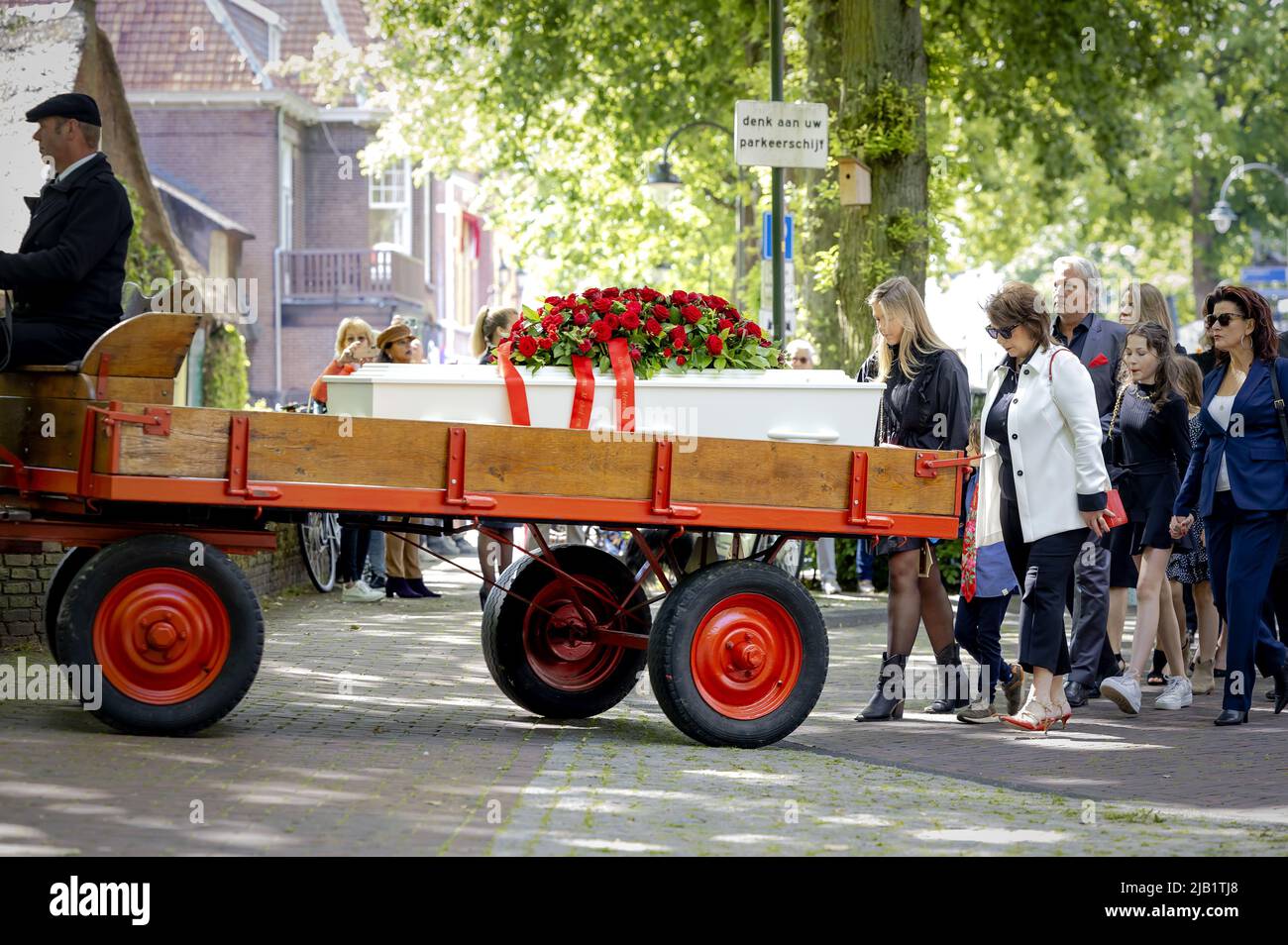 2022-06-02 10:58:32 LAREN - Wife Gesina Lodewijkx and children of Van walk  behind the coffin of Willibrord Frequin towards St. John's Basilica prior  to his funeral. Frequin died at the age of