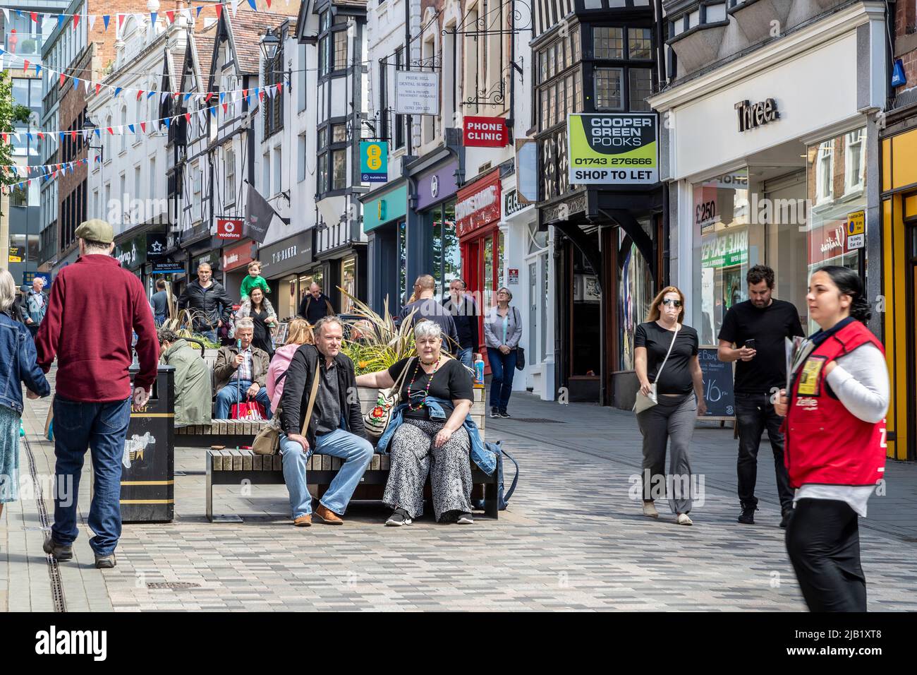 Busy shoppers on Pride Hill, Shrewsbury, Shropshire, England, UK Stock