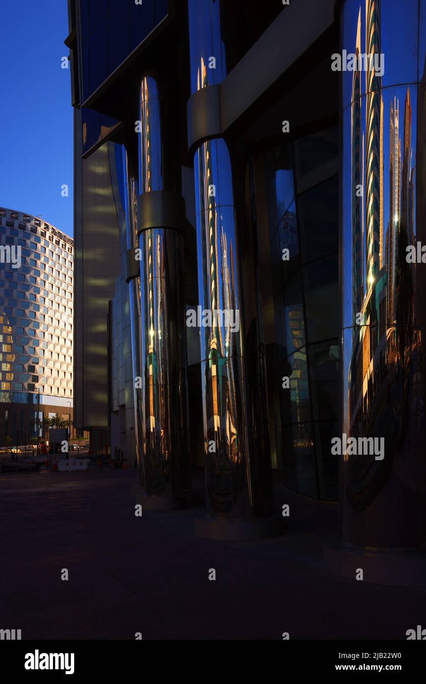 Dubai, Wolkenkratzer, , moderne Architektur,  Atemberaubend,   Spiegelung, Kunst, moderne Kunst in der Business Bay in Form  von einem  Glas Hochhaus Stock Photo