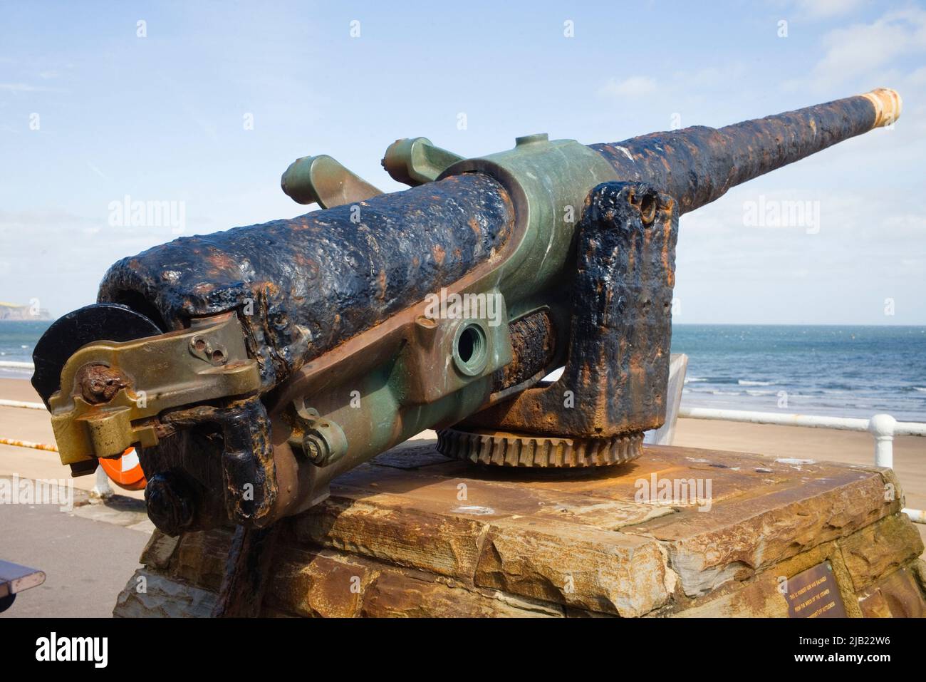 A twelve pounder gun salvaged from the wreck of the steamer African Transport and erected at Battery Parade in Whitby, North Yorkshire Stock Photo