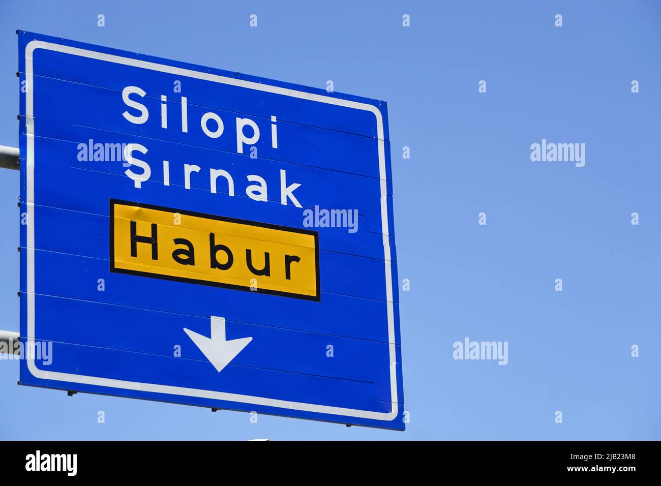 11 May 2022 Cizre Şırnak Turkey. Silopi Sirnak and Habur border board on the road Stock Photo