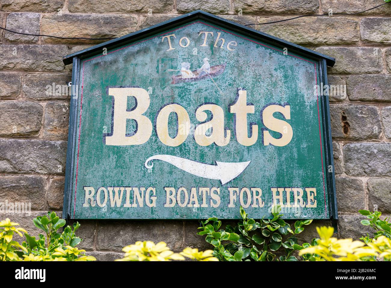 Knaresborough Town, Yorkshire, UK, England,to the boats, rowing boats for hire,rustic,sign,rustic sign,green,boats,boat hire,boats for hire,old sign, Stock Photo