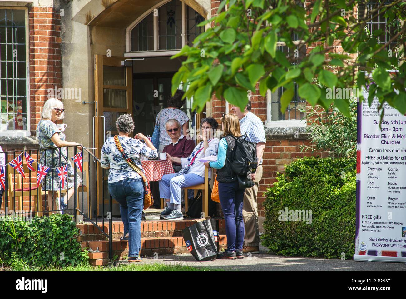 Bicester, Oxfordshire, UK. 2nd June 2022. The UK nations begin a 4 day long weekend to celebrate HM The Queen’s Platinum Jubilee. PICTURED: Bicester town centre celebrates Credit: Bridget Catterall/Alamy Live News. Stock Photo
