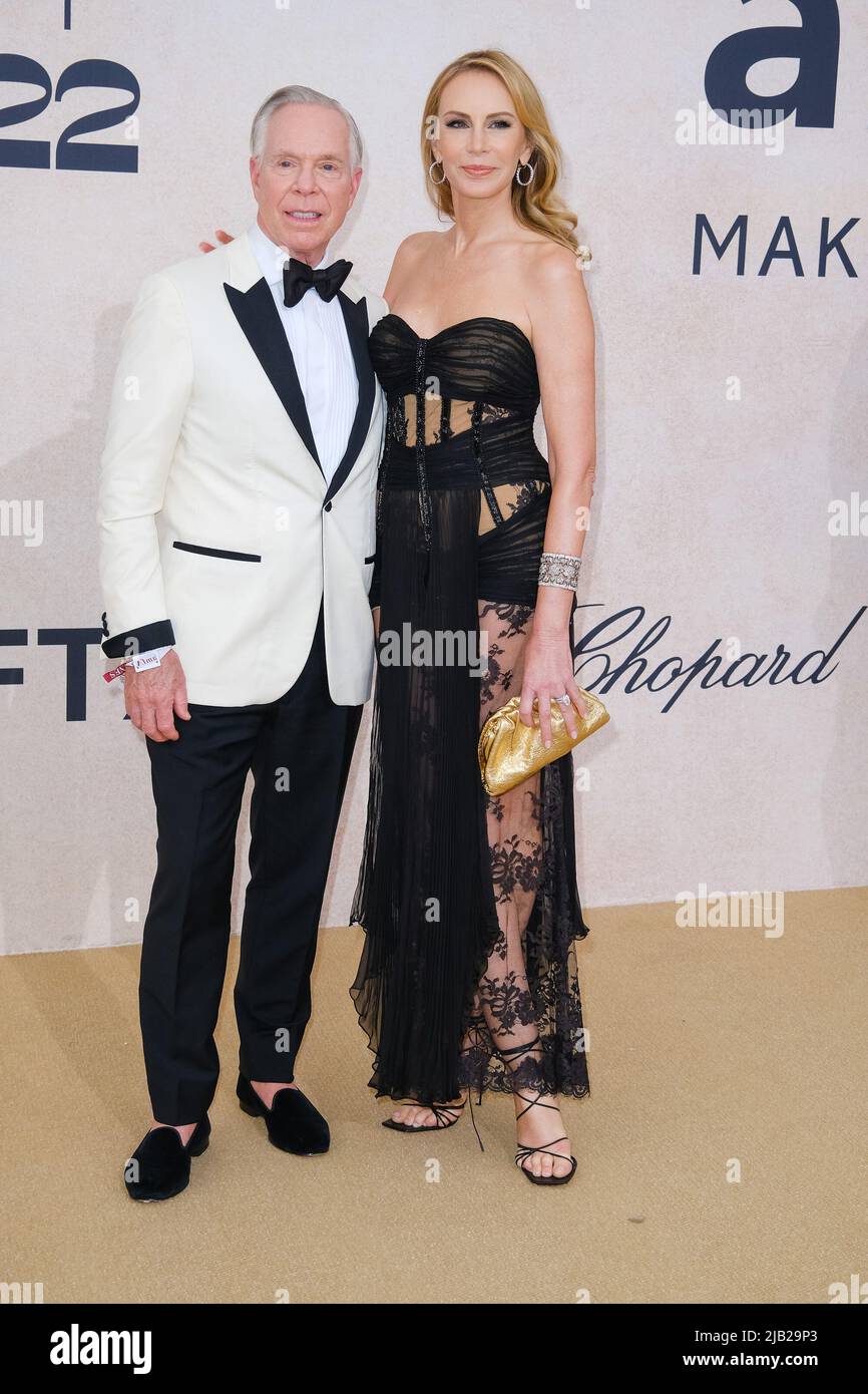 Tommy Hilfiger and Dee Hilfiger seen at the 28th annual amfAR Gala Cannes  during the 75th Cannes Film Festival on Thursday, May. 26, 2022 at Hotel du  Cap, Eden Roc Stock Photo - Alamy
