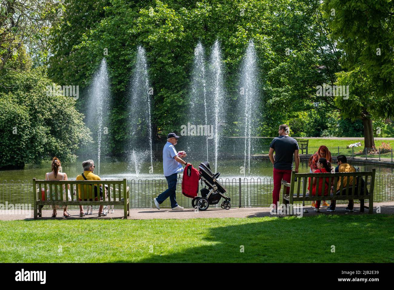 Royal Leamington Spa, Warwickshire, UK. 2nd June, 2022. People were out in their droves in Jephson Gardens, Leamington Spa today, making the most of the sunshine on what is the first day of the Platinum Jubilee celebrations. The Platinum Jubilee, which is marking 70 years of the reign of Queen Elizabeth II, continues until Sunday. Credit: AG News/Alamy Live News Stock Photo