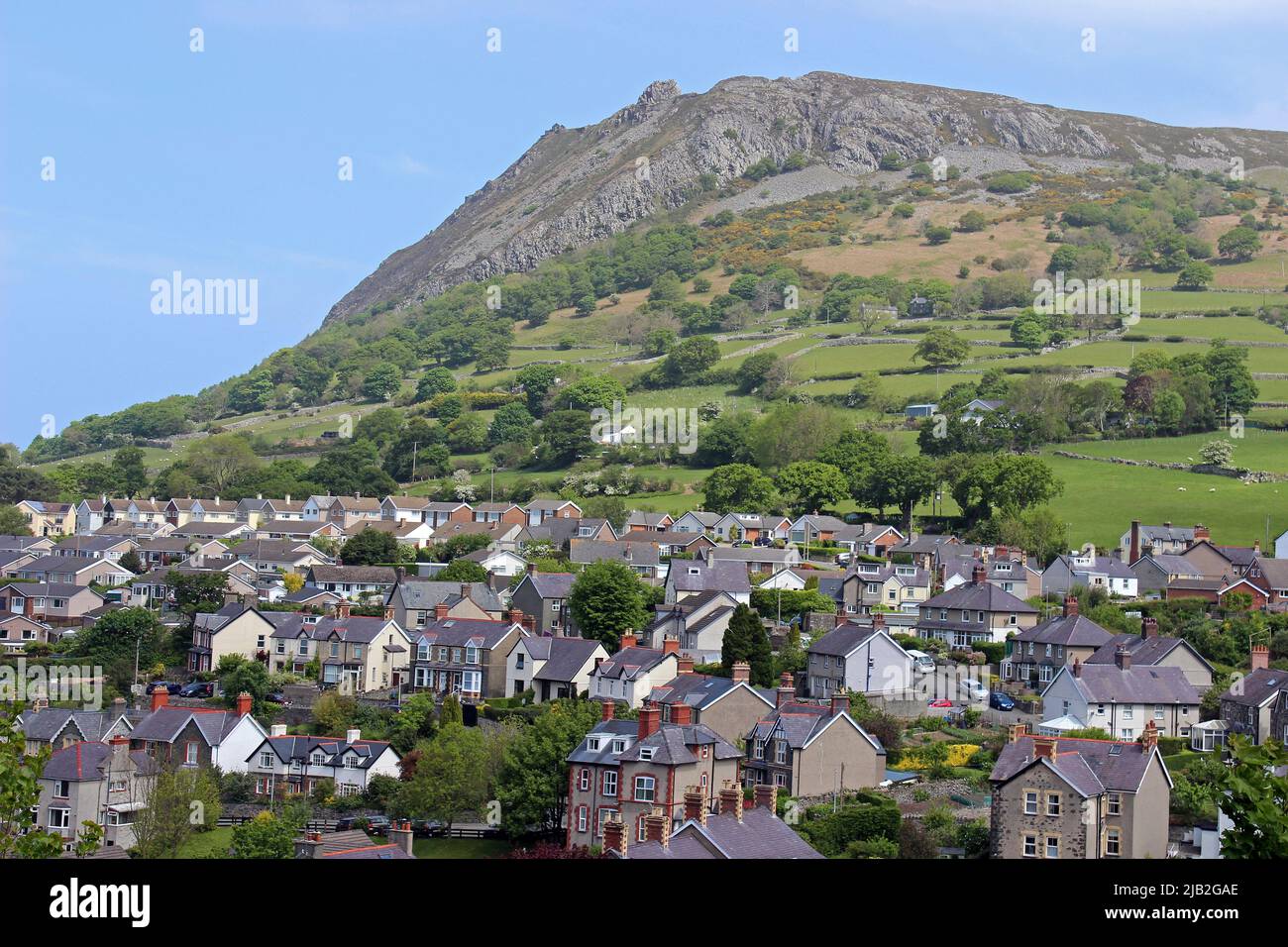 Llanfairfechan with Penmaenmawr Mountain in distance, Wales, UK Stock Photo