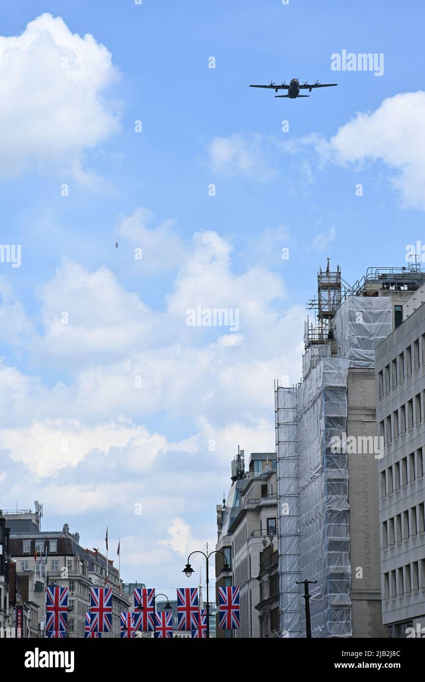 Charing Cross, London, UK. 2nd June 2022. RAF Red Arrows flypast for Queen's Jubilee 2022. Credit: See Li/Picture Capital/Alamy Live News Stock Photo