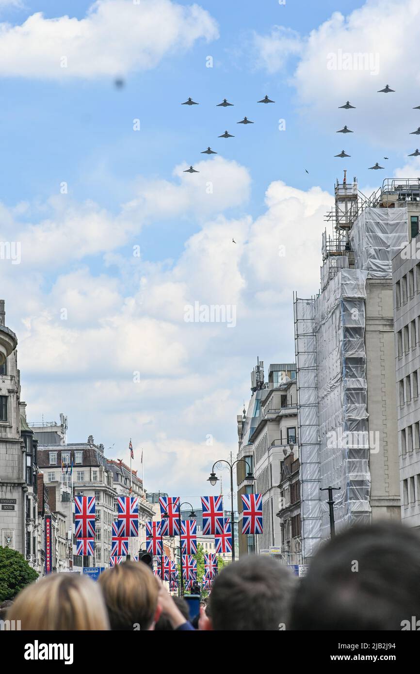 Charing Cross, London, UK. 2nd June 2022. RAF Red Arrows Flypast For Queens Jubilee 2022