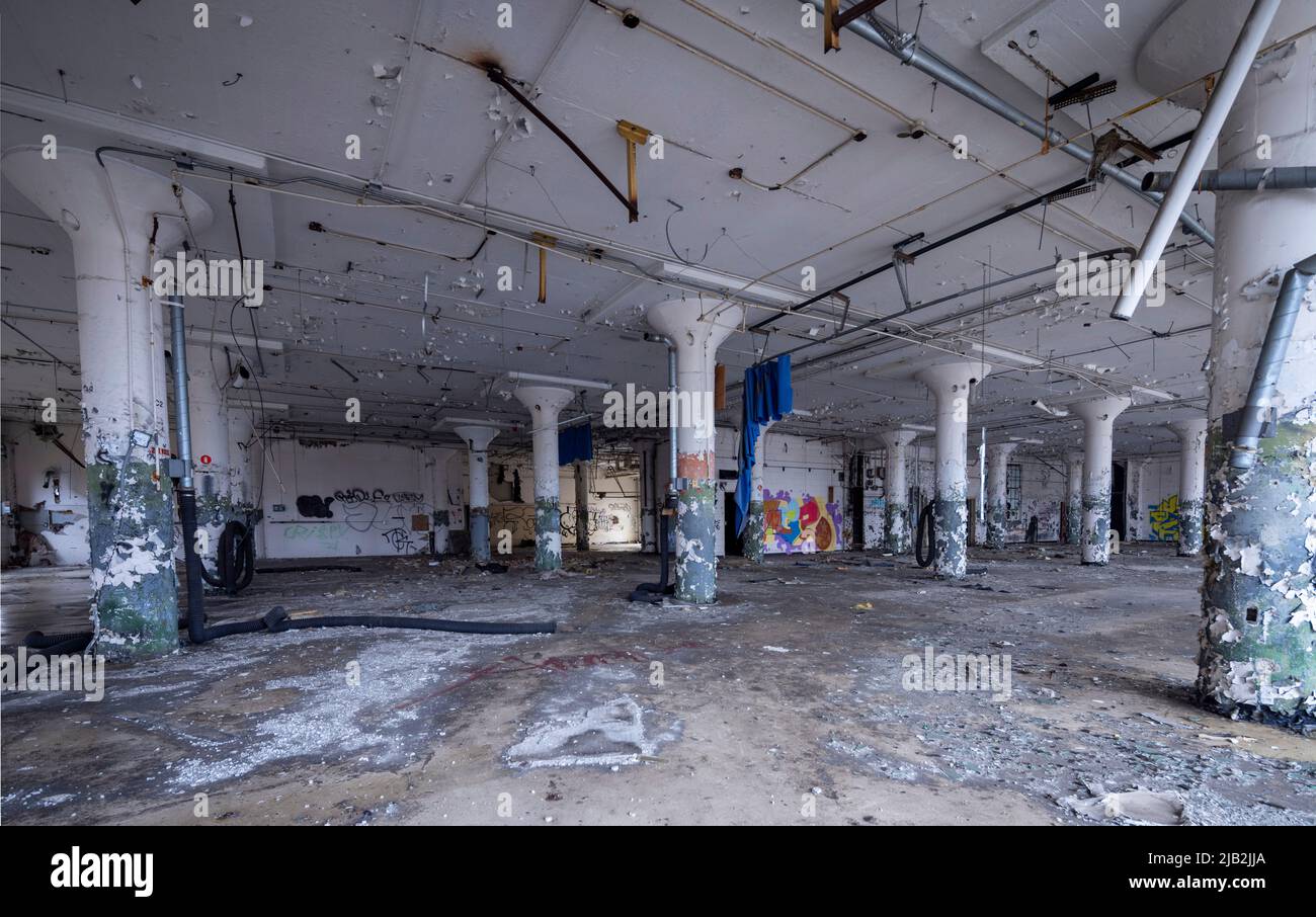 abandoned-former-american-motors-world-headquarters-plymouth-road