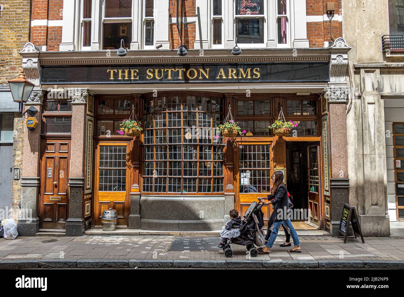 Sutton arms pub hi-res stock photography and images - Alamy