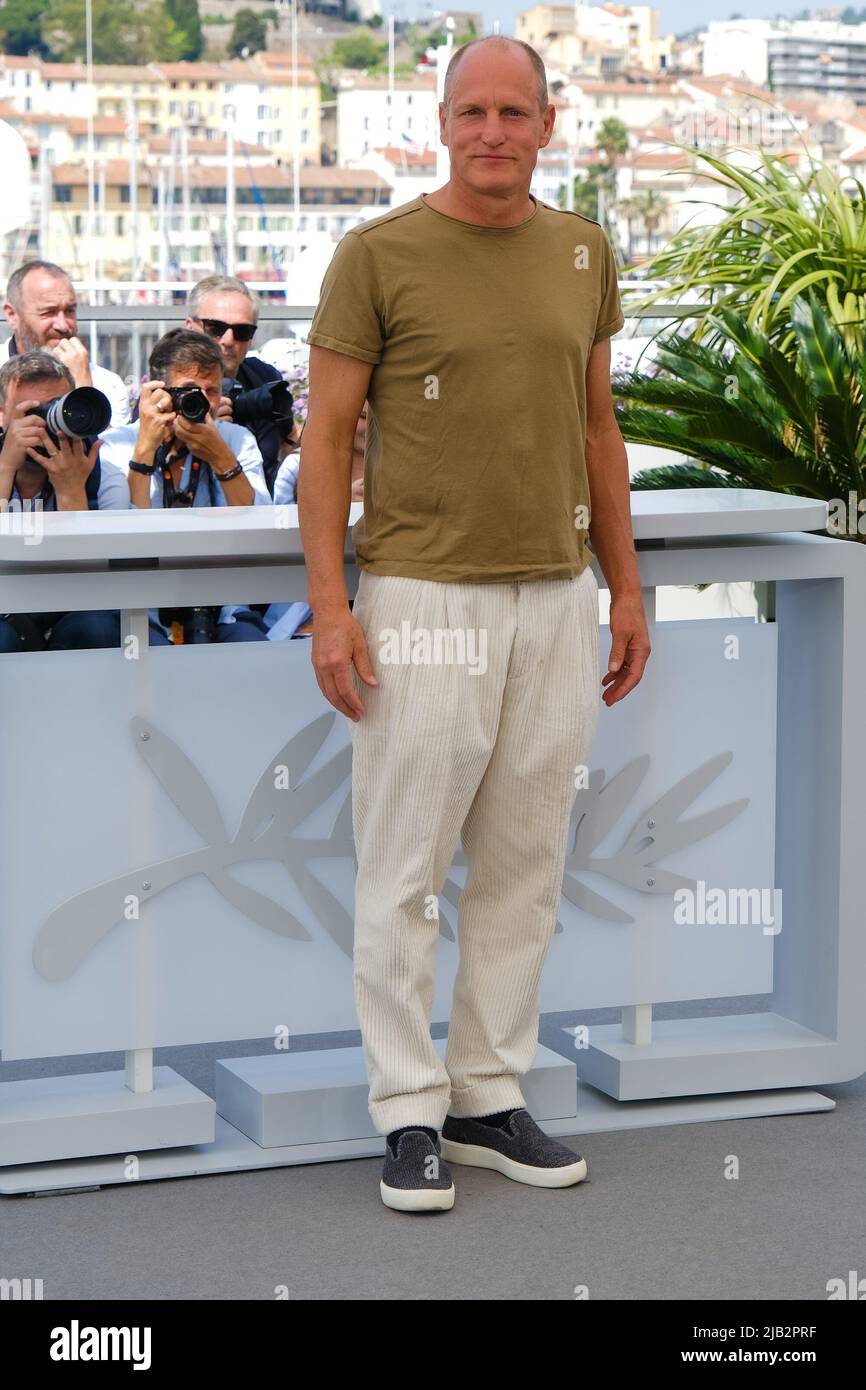 Cannes, France, Sunday, May. 22, 2022 - Woody Harrelson  seen at the Triangle of Sadness photocall during the 75th Cannes Film Festival at Palais des Festivals et des Congrès de Cannes . Picture by Julie Edwards/Alamy Live News Stock Photo