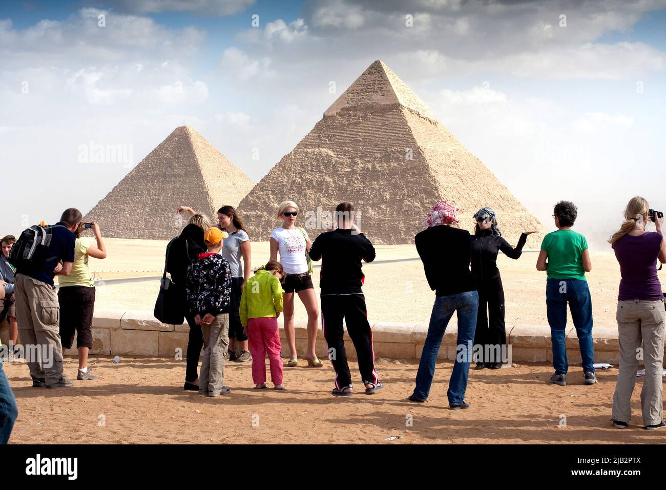 Egypt, Cairo. Tourists from Russia at the Giza pyramids Stock Photo - Alamy