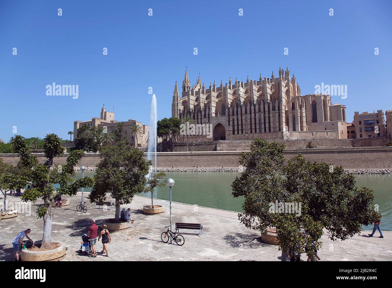 Spain, Balearic Islands, Majorca, Palma de Mallorca, Royal Palace of La Almudaina and La Seu Gothic Roman Catholic Cathedral of Santa Maria with fount Stock Photo