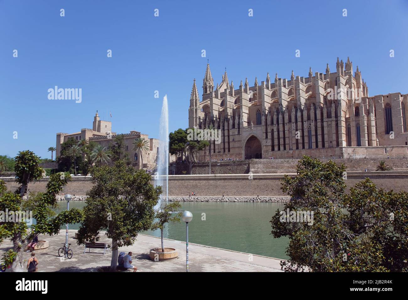 Spain, Balearic Islands, Majorca, Palma de Mallorca, Royal Palace of La Almudaina and La Seu Gothic Roman Catholic Cathedral of Santa Maria with fount Stock Photo