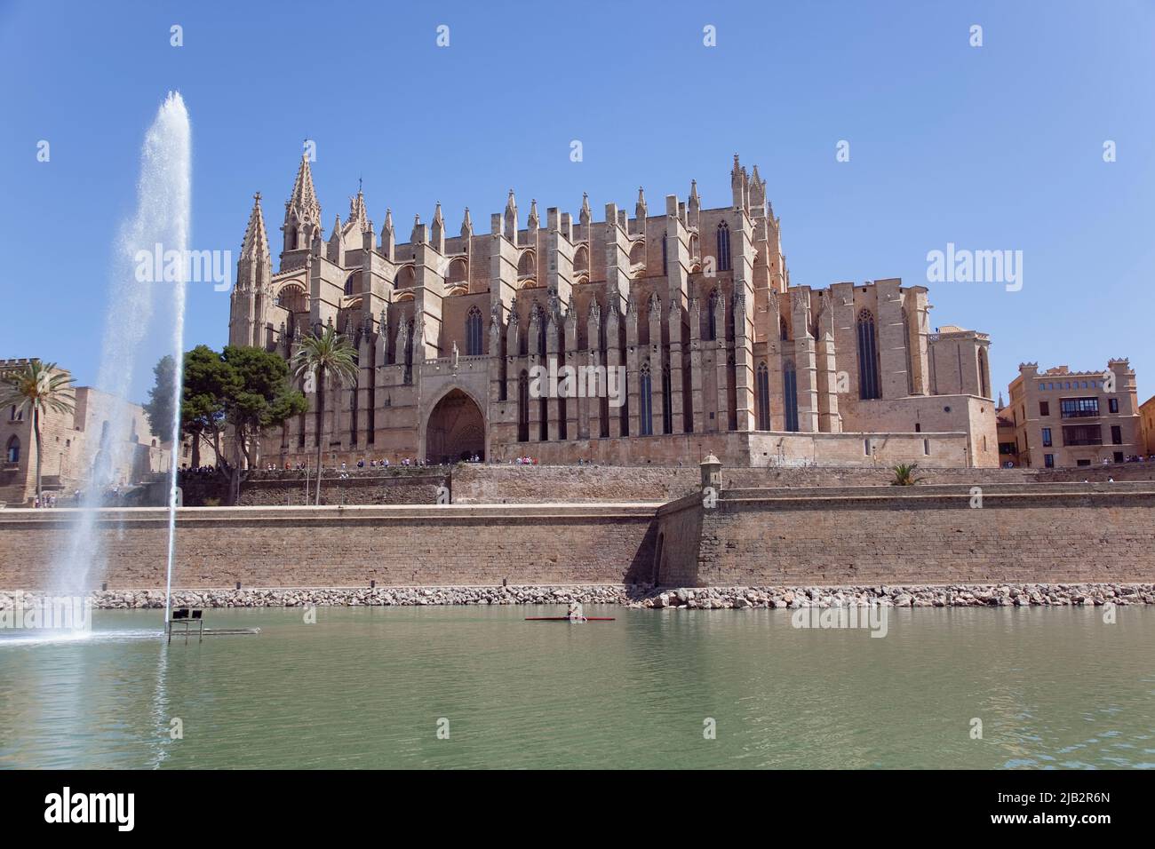 Spain, Balearic Islands, Majorca, Palma de Mallorca, La Seu Gothic Roman Catholic Cathedral of Santa Maria with fountain in the foreground. Stock Photo