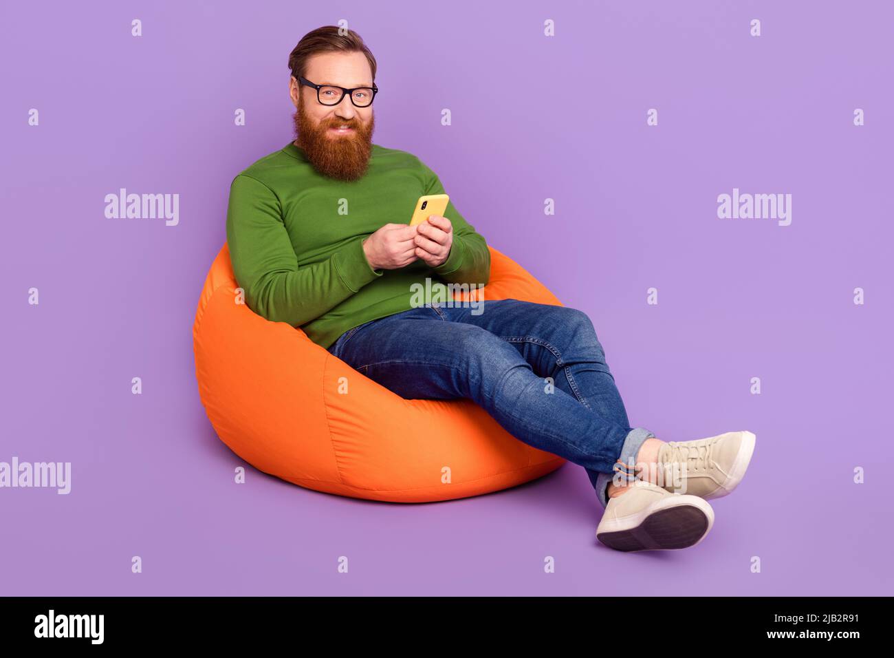Man sitting on bean bag hi res stock photography and images Page 3 Alamy