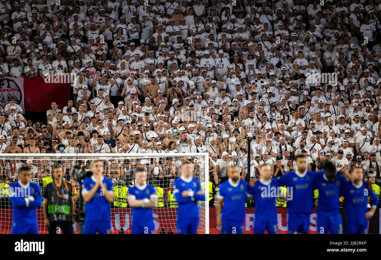 Weiße Wand von Frankfurt Fans hinter der Mannschaft von Glasgow während des Elfmeterschießens  Eintracht Frankfurt - Glasgow Rangers 18.05.2022, Fussb Stock Photo