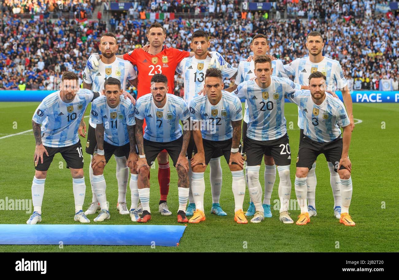 London, UK. 01 Jun 2022 - Italy v Argentina - Finalissima 2022 - Wembley Stadium  The Argentina team group photo before the match against Italy at Wembley Stadium. Emiliano Martínez, Nicolás Tagliafico, Nahuel Molina, Rodrigo De Paul, Lionel Messi, Ángel Di María, Cristian Romero, Guido Rodríguez, Nicolás Otamendi, Giovani Lo Celso, Lautaro Martínez.  Picture Credit : © Mark Pain / Alamy Live News Stock Photo