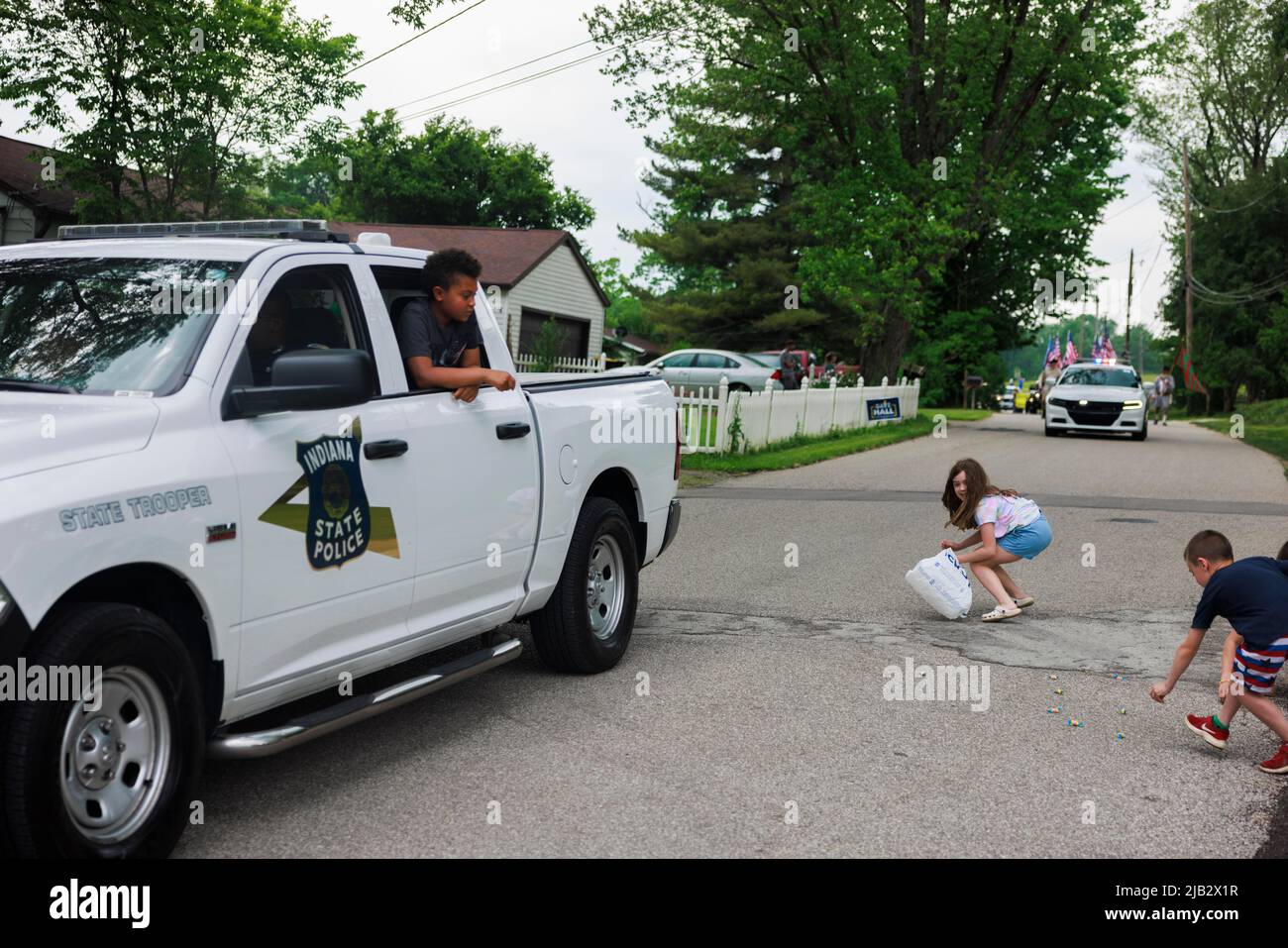 HARRODSBURG, UNITED STATES - 2022/05/21: Children picking up candy during Heritage Days Parade on May 21, 2022 in Harrodsburg, Indiana. (Photo by Jeremy Hogan/The Bloomingtonian) Stock Photo