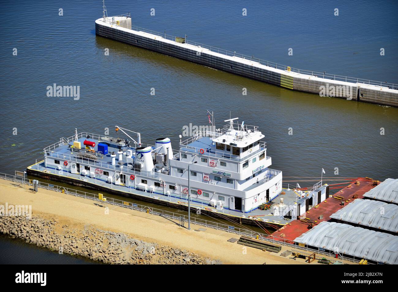 Dubuque, Iowa, USA. Tug boat pushing barges to pass through the channel at Lock and Dam #11 on the Mississippi River. Stock Photo