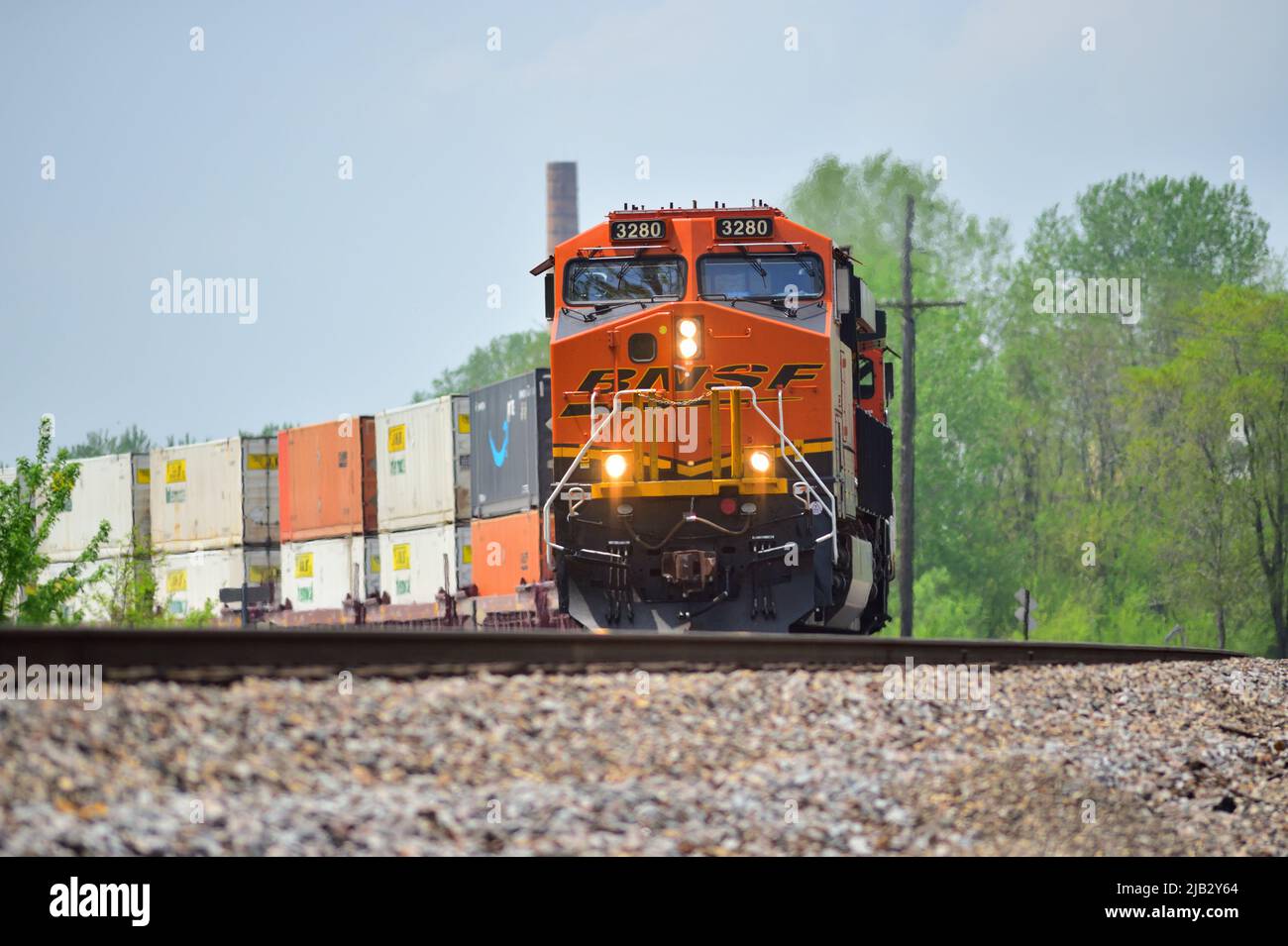 Fort Madison, Iowa, USA. Two Burlington Northern Santa Fe Railway locomotives lead an intermodal freight train around a curve. Stock Photo