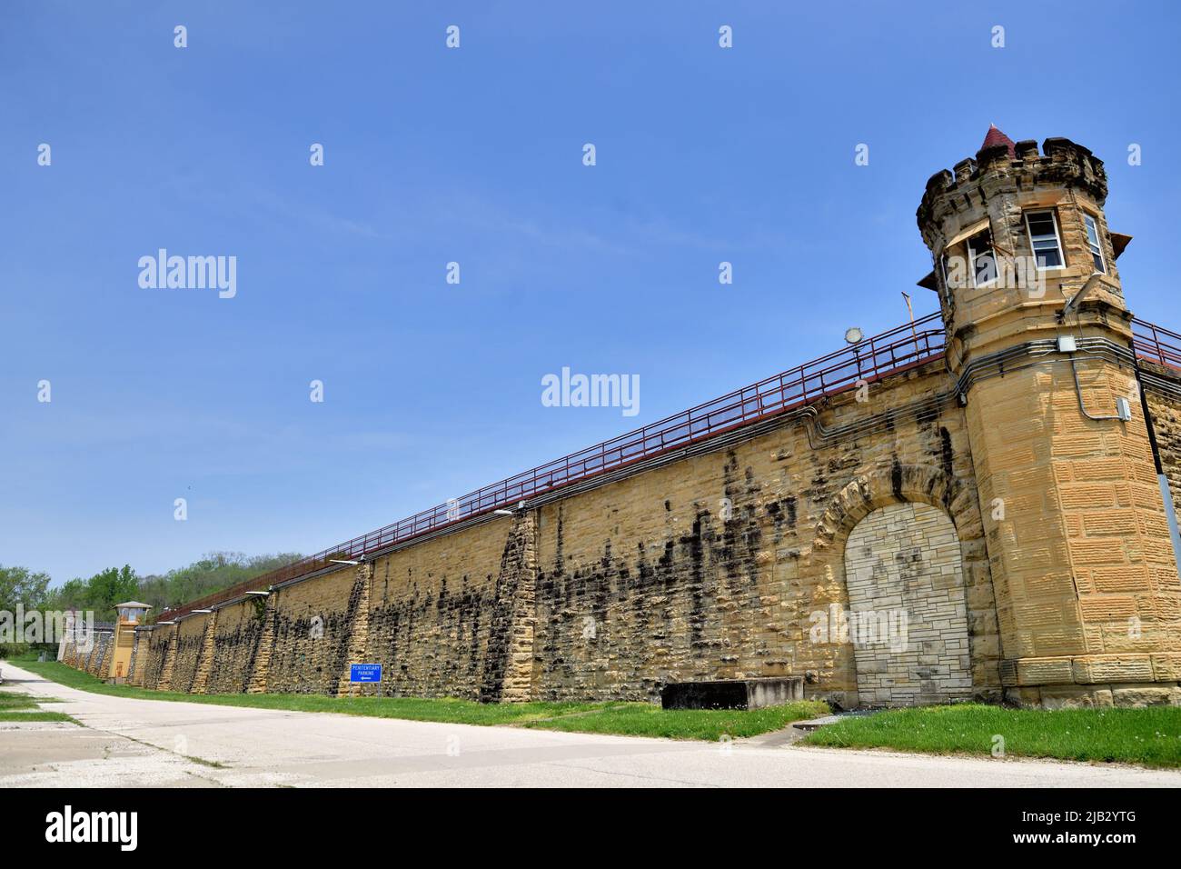Fort Madison, Iowa, USA. The Iowa State  Penitentiary, a maximum security prison in southeastern Iowa operated by the Iowa Department of Corrections. Stock Photo