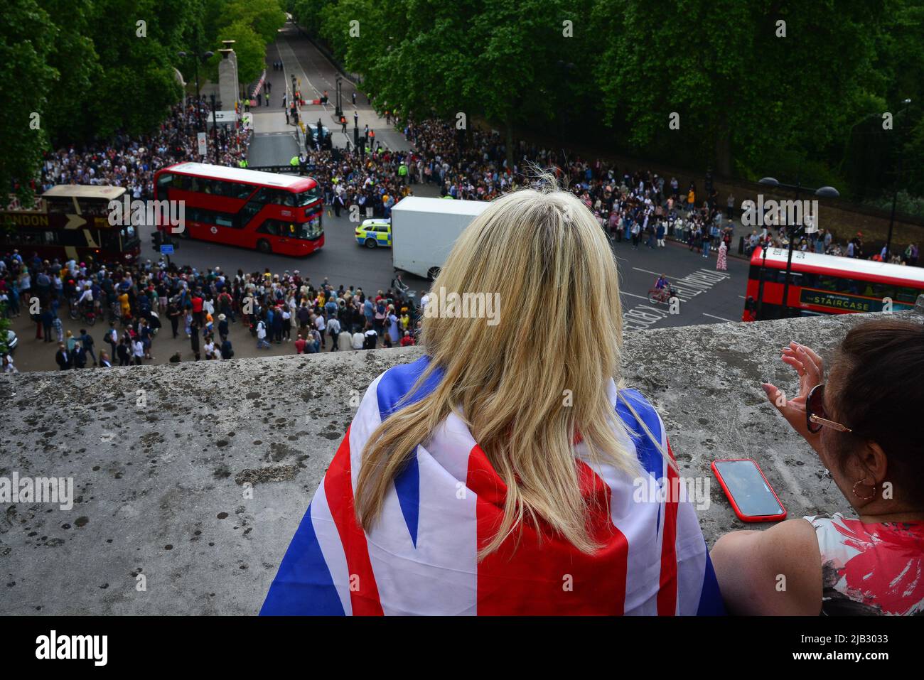 London, UK. 2nd June, 2022. Thousands of people have turned out in central London as celebrations begin for the Queen's Platinum Jubilee, an unprecedented event in British history (Credit Image: © Laura Chiesa/Pacific Press via ZUMA Press Wire) Credit: ZUMA Press, Inc./Alamy Live News Stock Photo