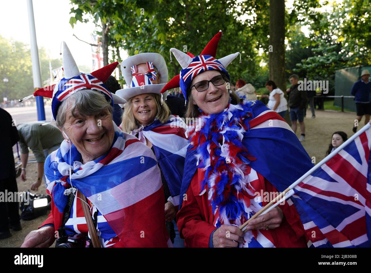 London, UK. 2nd June, 2022. People celebrating The Queen's Platinum Jubilee in The Mall Before The Queen's Birthday Parade. Credit: Grant Rooney/Alamy Live News Stock Photo