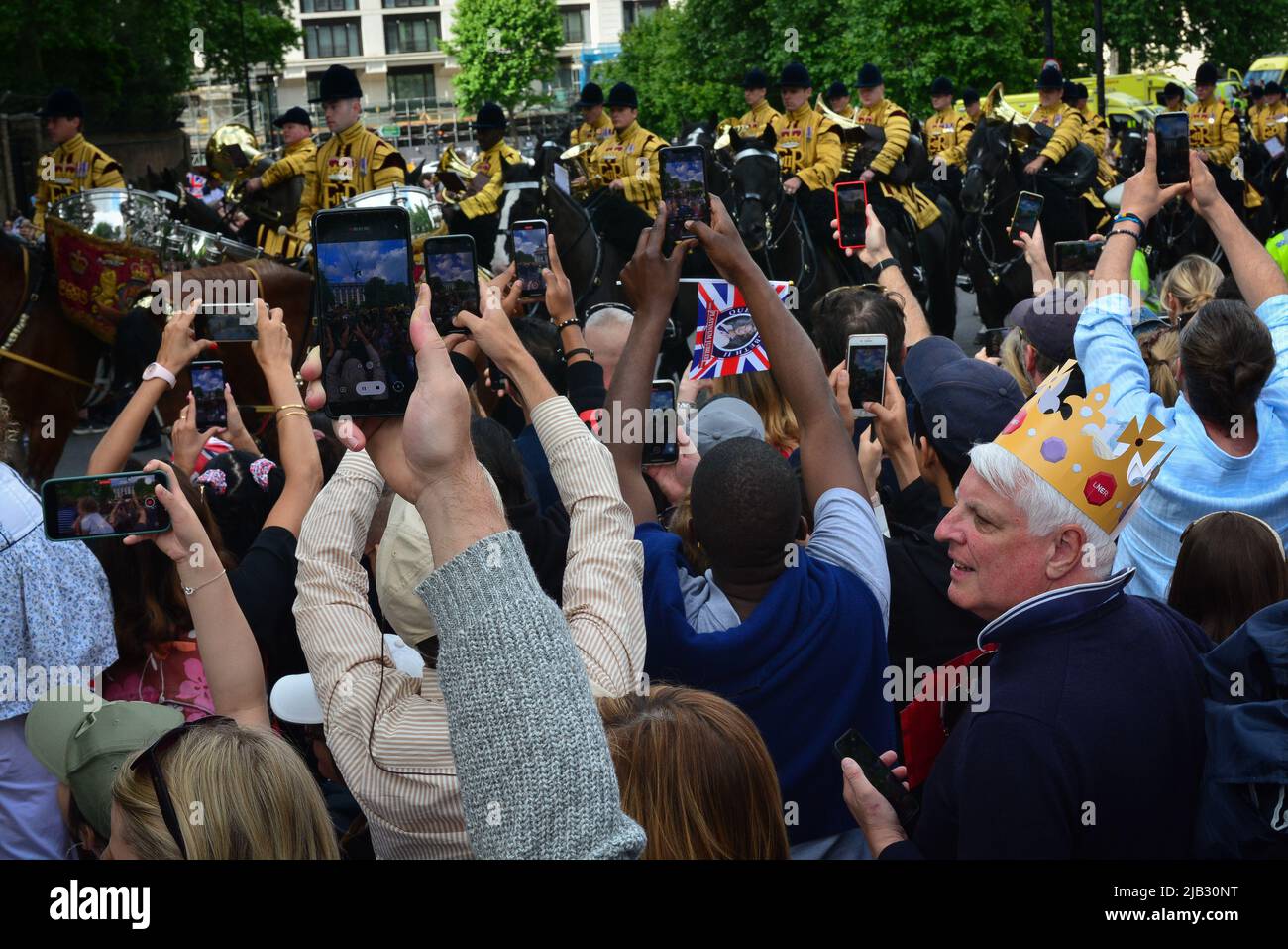 London, UK. 2nd June, 2022. Thousands of people have turned out in central London as celebrations begin for the Queen's Platinum Jubilee, an unprecedented event in British history (Credit Image: © Laura Chiesa/Pacific Press via ZUMA Press Wire) Credit: ZUMA Press, Inc./Alamy Live News Stock Photo