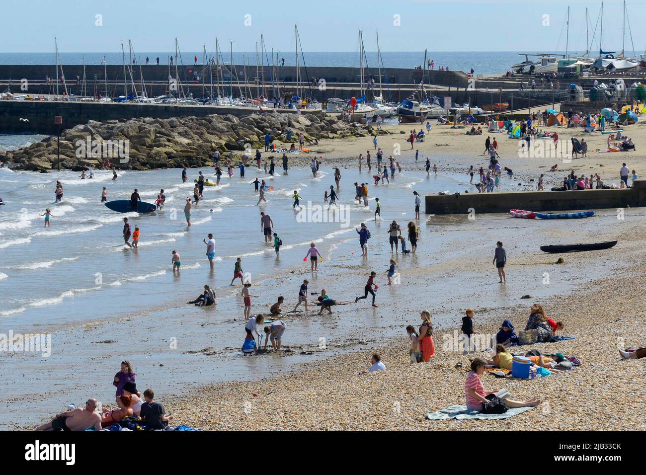 Crowded beach scene lyme regis hi-res stock photography and images - Alamy