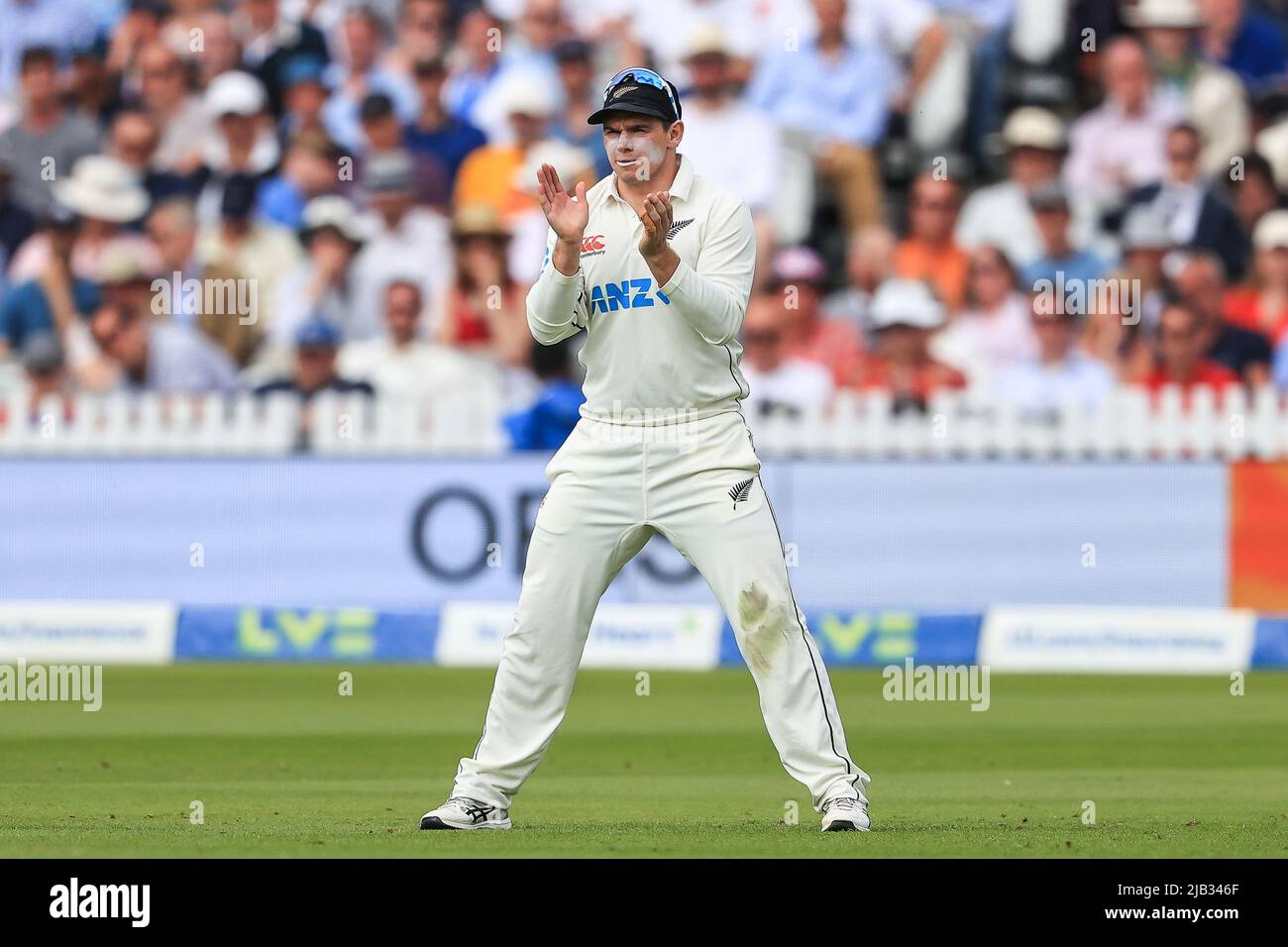 Tom Latham of New Zealand applauds his team mates in, on 6/2/2022. (Photo by Mark Cosgrove/News Images/Sipa USA) Credit: Sipa USA/Alamy Live News Stock Photo