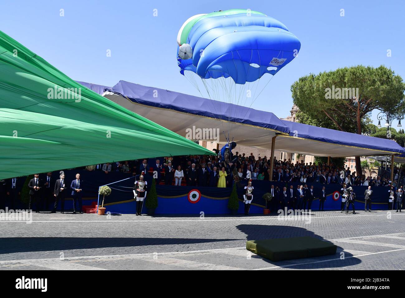 Rome, Italy. 02nd June, 2022. Rome, 2 June 2022 Parade for the 76th anniversary of the Italian Republic along Via dei Fori Imperiali in the presence of the President of the Republic Sergio Mattarella in the photo: Army paratrooper Rome, June 2, 2022 Parade for the 76th anniversary of the Italian Republic along Via dei Fori Imperiali in the presence of President of the Republic Sergio Mattarella Pictured: army paratrooper Credit: Independent Photo Agency/Alamy Live News Stock Photo