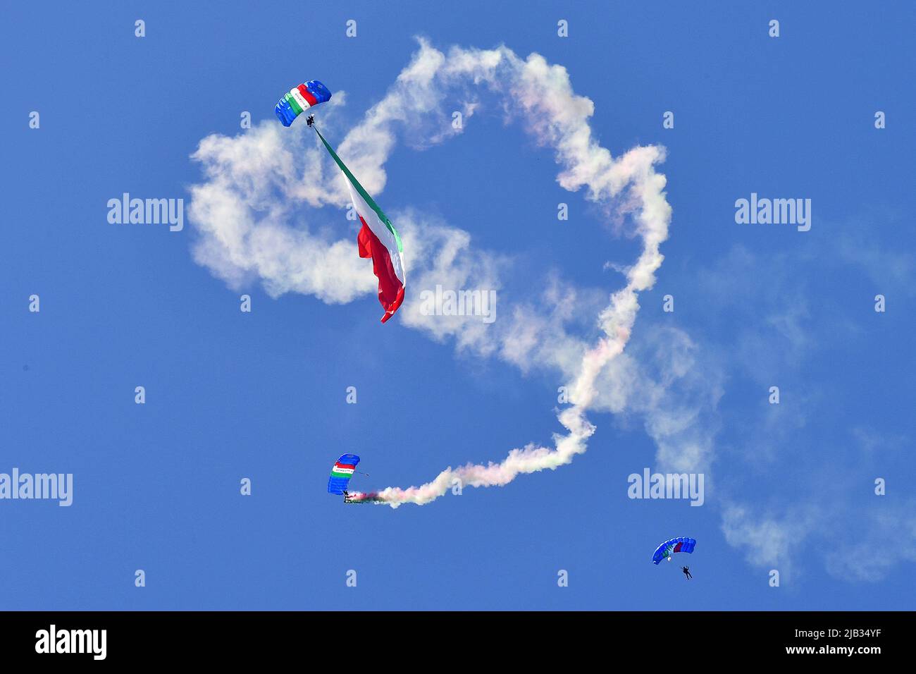 Rome, Italy. 02nd June, 2022. Rome, 2 June 2022 Parade for the 76th anniversary of the Italian Republic along Via dei Fori Imperiali in the presence of the President of the Republic Sergio Mattarella in the photo: Paratroopers of the Italian Army Rome, June 2, 2022 Parade for the 76th anniversary of the Italian Republic along Via dei Fori Imperiali in the presence of President of the Republic Sergio Mattarella Pictured: army paratroopers Credit: Independent Photo Agency/Alamy Live News Stock Photo