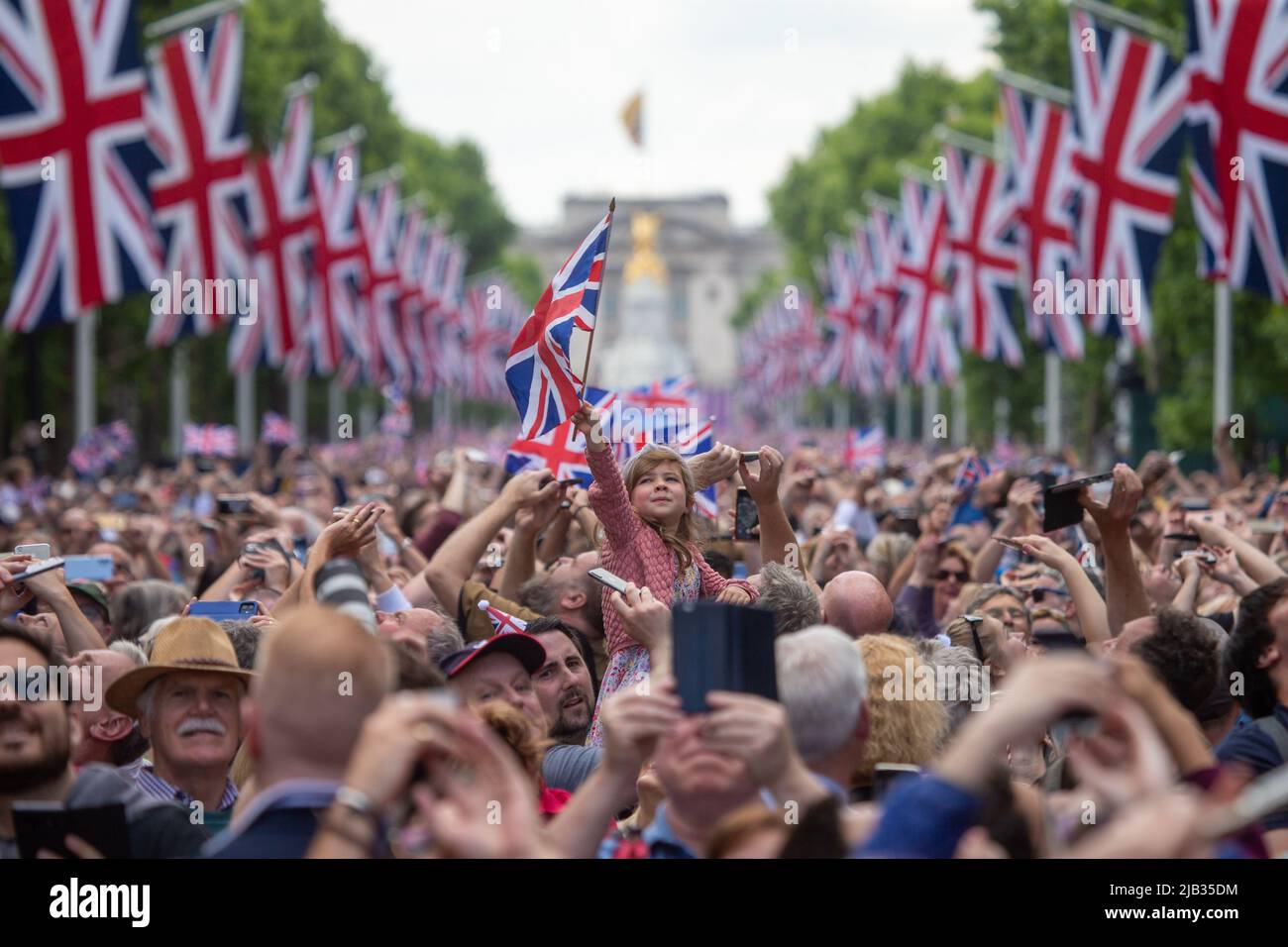 Royal family crowd celebrations hi-res stock photography and images - Alamy