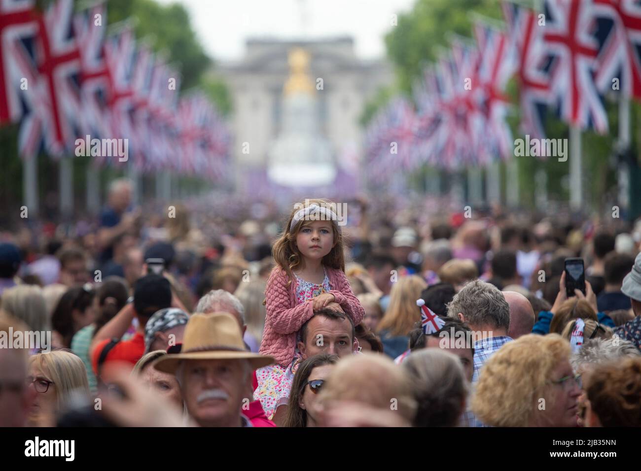 Royal family crowd celebrations hi-res stock photography and images - Alamy