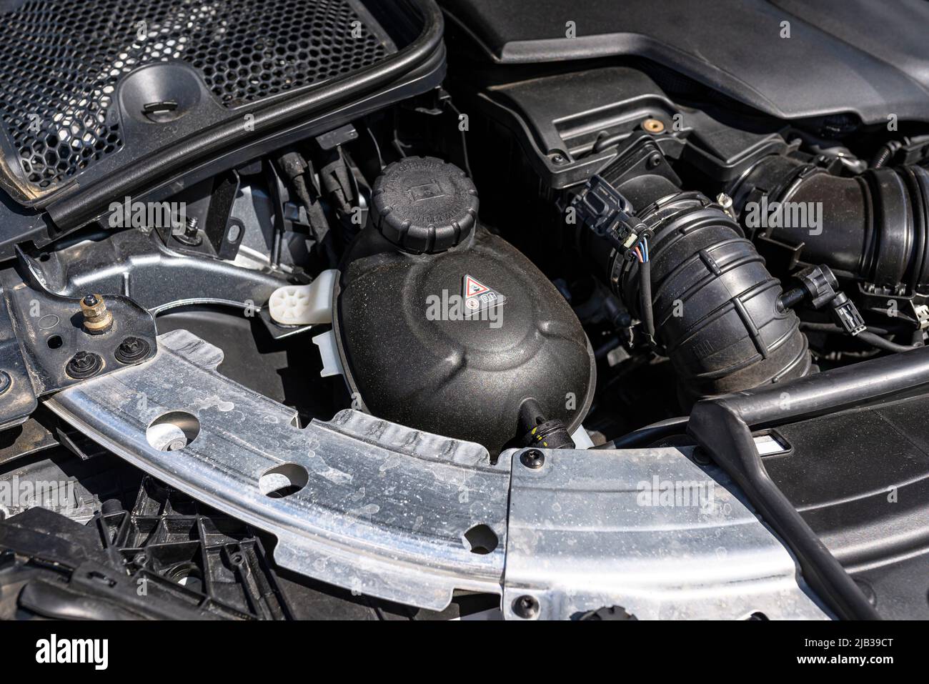 Coolant reservoir for low temperature circulation, for cooling the