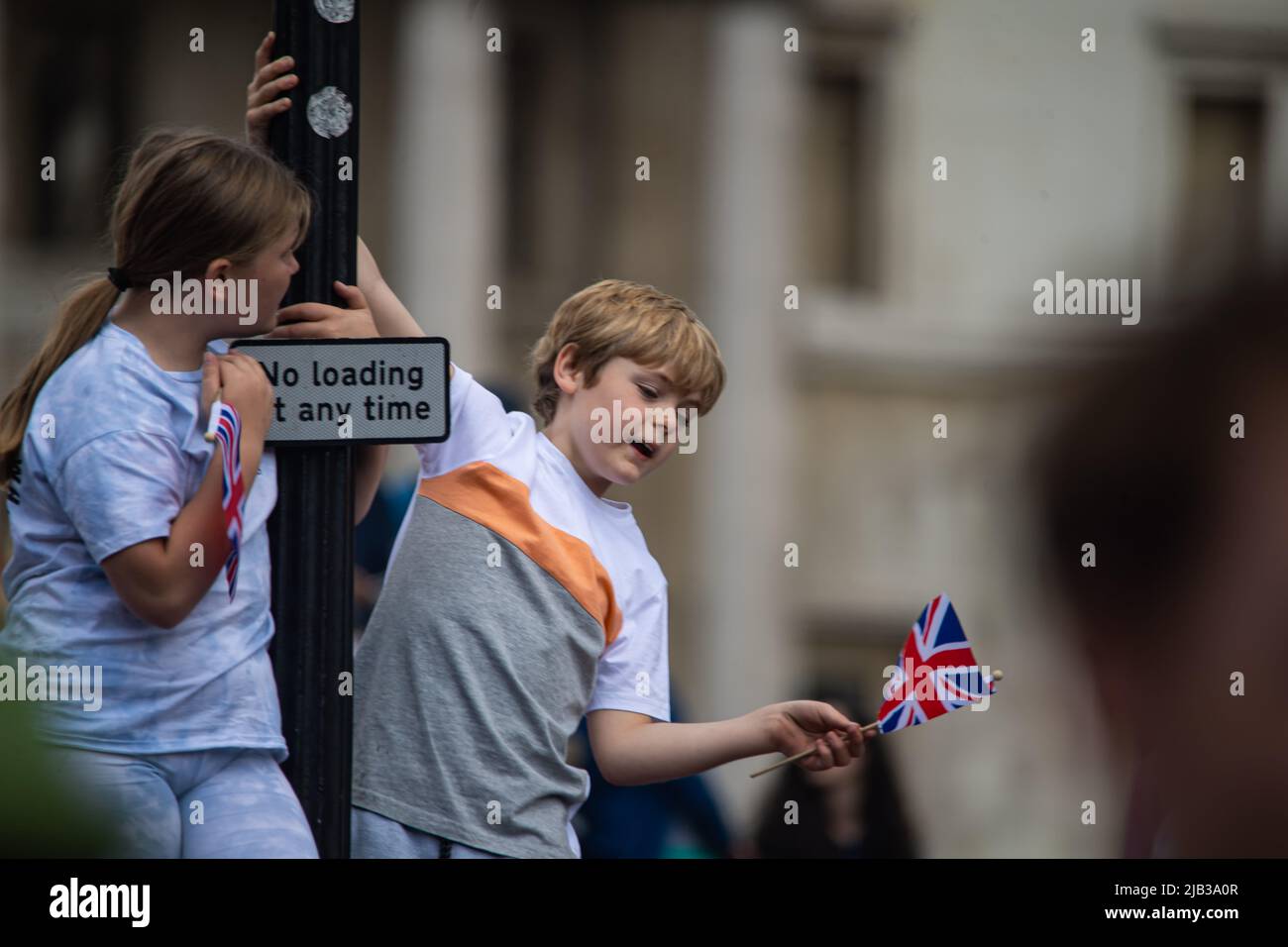 London, UK. 02nd June, 2022. People enjoy the Platinum Jubilee in Trafalgar square during The Platinum Jubilee of Elizabeth II being celebrated. Photographed by Credit: Michael Tubi/Alamy Live News Stock Photo