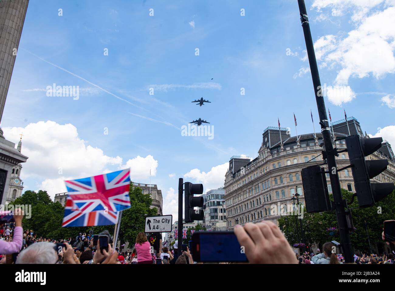 London, UK. 02nd June, 2022. People enjoy the Platinum Jubilee in Trafalgar square during The Platinum Jubilee of Elizabeth II being celebrated. Photographed by Credit: Michael Tubi/Alamy Live News Stock Photo